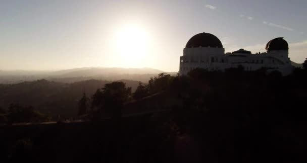 Antenowe. Latające nad Griffith Observatory. Los Angeles, Kalifornia — Wideo stockowe