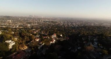 Hava. Griffith Gözlemevi Downtown Los Angeles ile çevresinde sahne bir arka plan üzerinde geniş bir bakış. California