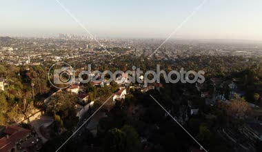 Hava. Griffith Gözlemevi Downtown Los Angeles ile çevresinde sahne bir arka plan üzerinde geniş bir bakış. California