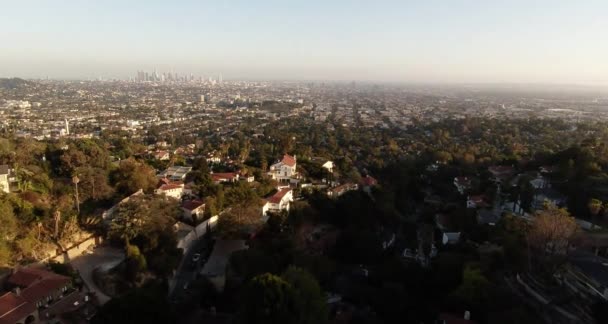 Luchtfoto. Weids uitzicht van landschap rond Griffith observatorium met centrum La. op een achtergrond. Californië — Stockvideo