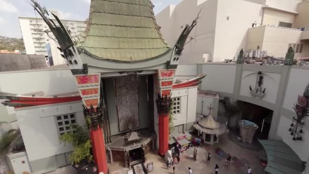 Antenowe. Latające nad Chinese Theater i Hollywood Boulevard. La, California — Wideo stockowe