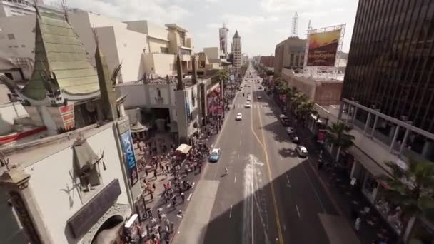 Antenowe. Latające nad Chinese Theater i Hollywood Boulevard. La, California — Wideo stockowe