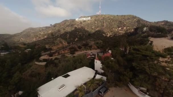 Antenn. Flyger över huset på Hollywood Hills till Hollywoodskylten, Los Angeles — Stockvideo