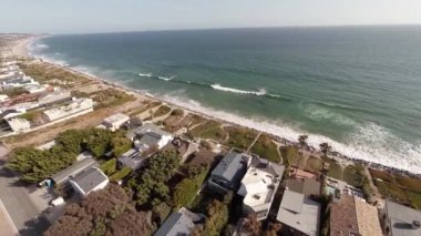 Hava. Uçan evler Malibu, Kaliforniya üzerinde.
