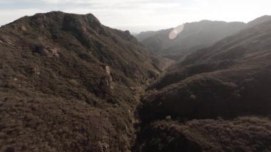 Dağ hava geniş görüş. Maliby Hills üzerinde uçan.
