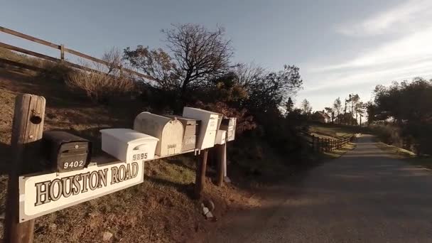 Voando sobre as caixas de correio . — Vídeo de Stock