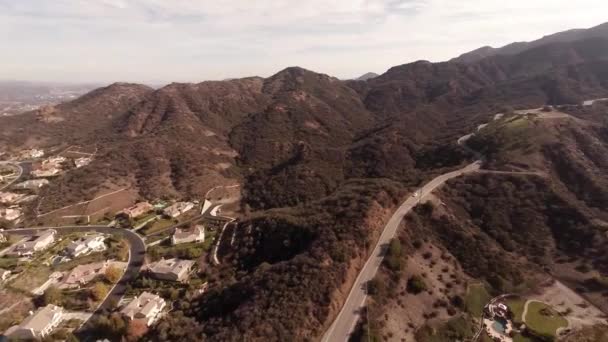 Luchtfoto. Vliegen over de huizen in de bergen Pacific Palisades, California — Stockvideo