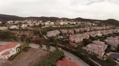 Hava. Pacific Palisades Kaliforniya dağlarında evler üzerinde uçan