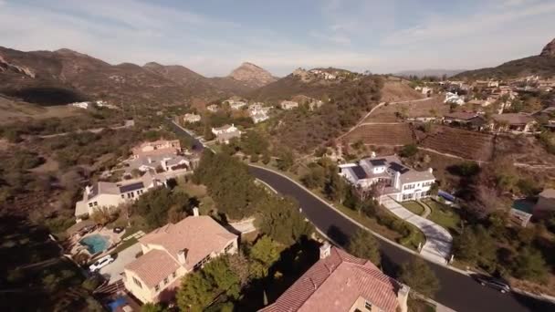 Aéreo. Voando sobre as casas nas montanhas Pacific Palisades Califórnia — Vídeo de Stock