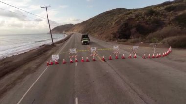 Hava. Kazadan sonra kapalı bir yol üzerinde uçan. Boş Pacific Coast Hwy