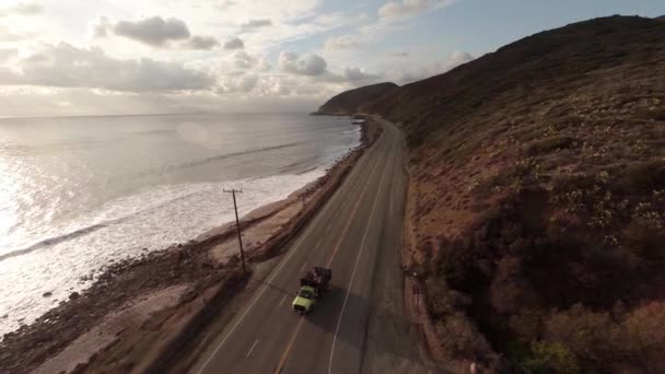 Aéreo. Voando sobre uma estrada fechada após o acidente. Costa do Pacífico vazia Hwy — Vídeo de Stock