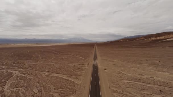 Аэросъемка дороги через пустыню Невада — стоковое видео