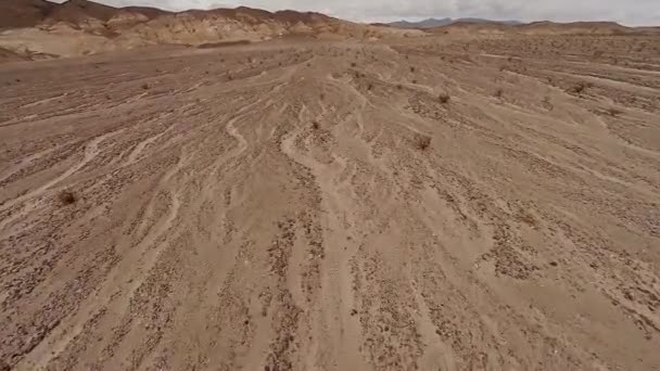 Luchtfoto shoot van de woestijn en de bergen in Nevada — Stockvideo