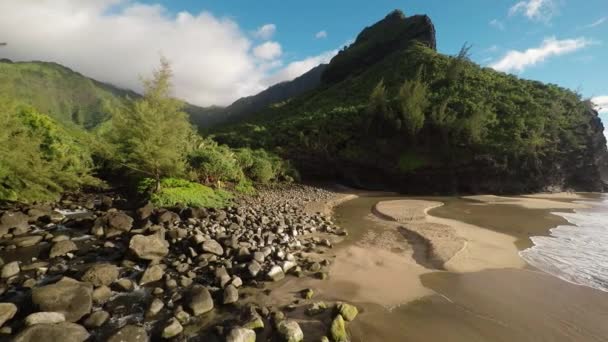 Luftaufnahmen vom wilden Strand von Hanakapi 'ai. Insel kaua 'i. hawaii. — Stockvideo