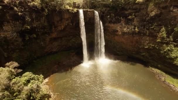 Vzdušný natáčení vodopád Wailua spadá do Wailua River stát Park. Hawaii. Kaua'i. — Stock video