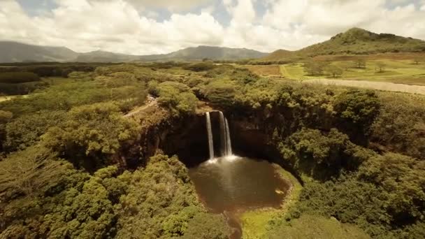 Aerial Shoot cascada Wailua cae en el Parque Estatal del Río Wailua. Hawai. Kaua 'i. . — Vídeos de Stock