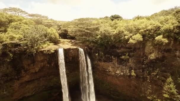 Aerial skjuta vattenfall Wailua falls i Wailua River State Park. Hawaii. Kaua'is. — Stockvideo