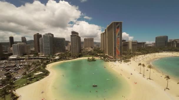 Antenne Shoot Kahanamoku strand. Waikiki. Eiland O'ahu. Hawaii. — Stockvideo