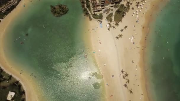 Beach Kahanamoku natáčení antény. Waikiki. Ostrov O'ahu. Havaj. — Stock video