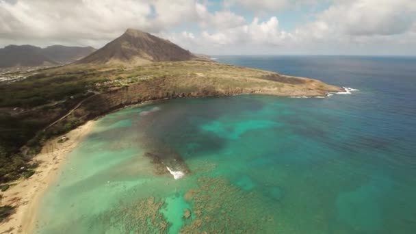 Atire aéreo Huilua Pond em Kahana Bay Beach Park. Honolulu. Havaí . — Vídeo de Stock