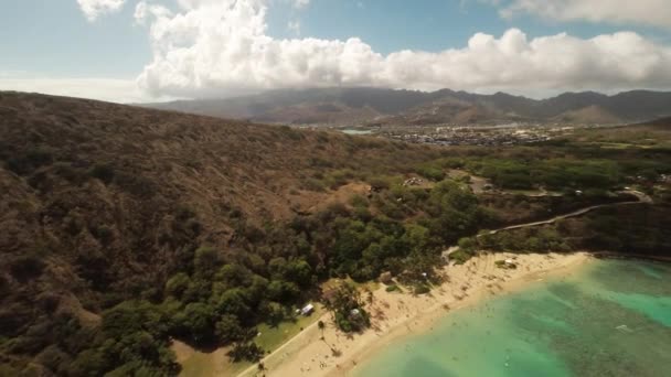 Aerial Shoot Huilua Pond en Kahana Bay Beach Park. Honolulu. Hawái . — Vídeo de stock