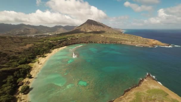 Aerial Shoot Huilua Pond on Kahana Bay Beach Park. Honoluluun. Havaiji . — kuvapankkivideo