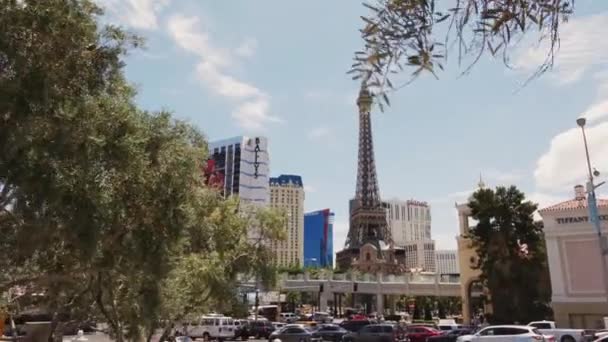 Steadicam skott av Eiffeltornet i Las Vegas. — Stockvideo