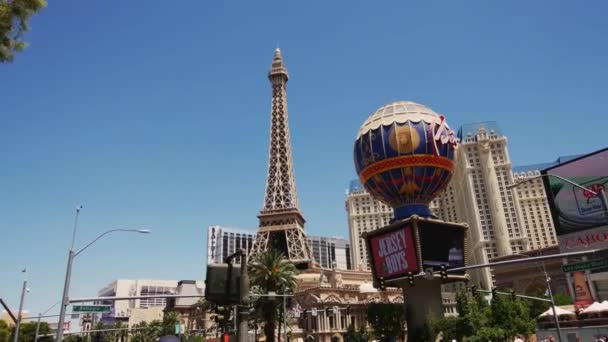 Steadicam skott av Eiffeltornet i Las Vegas. — Stockvideo
