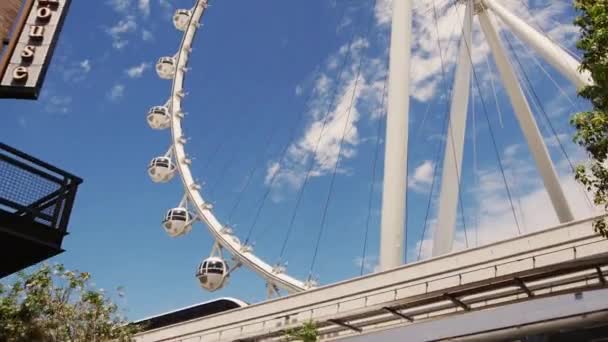 Steadicamnél Las Vegas High Roller elhaladó egysínű vasút — Stock videók