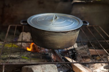 ateş üzerinde pişirme