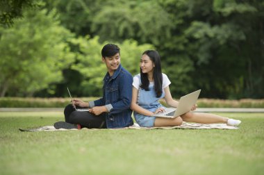 Öğrenciler dizüstü bahçede kullanırlar..