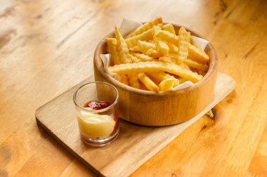 Ahşap kase patates kızartması