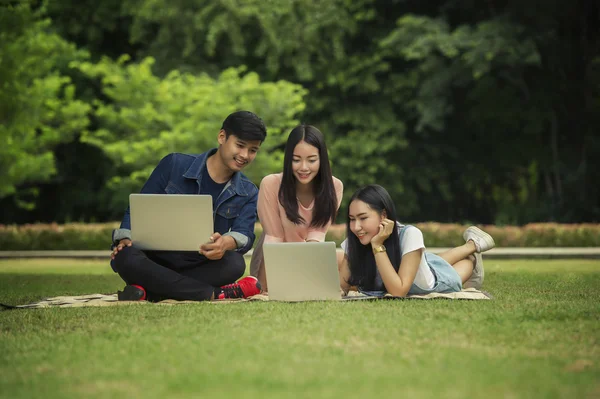 Freunde nutzen Laptop — Stockfoto