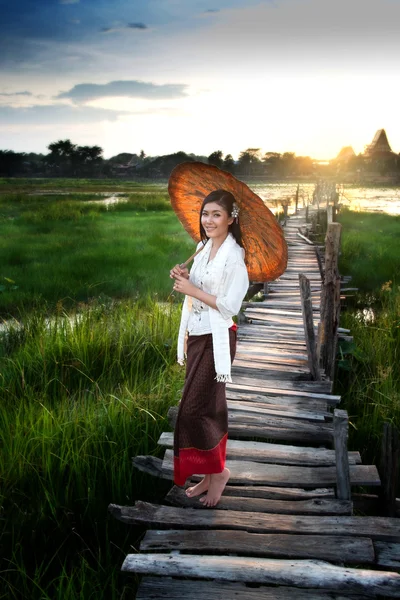 Mulher na ponte — Fotografia de Stock