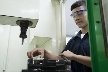 Teknisyen kontrol Cnc makinesi.