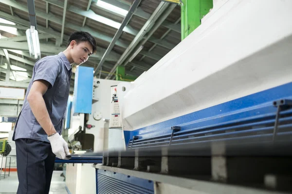 Man controlling hydraulic press machine — Stock Photo, Image