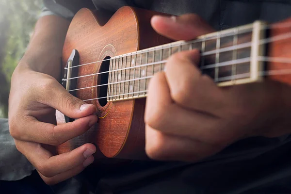 A jogar ukulele — Fotografia de Stock