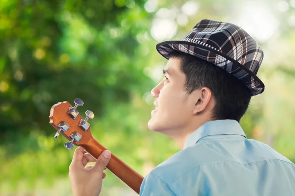 Um homem a jogar ukulele — Fotografia de Stock