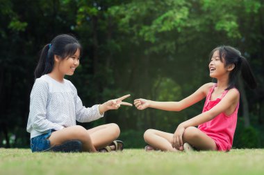 Little sisters eğlenceli taş-kağıt-Scisors