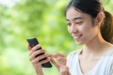 Akıllı telefon kullanan Asyalı kadın