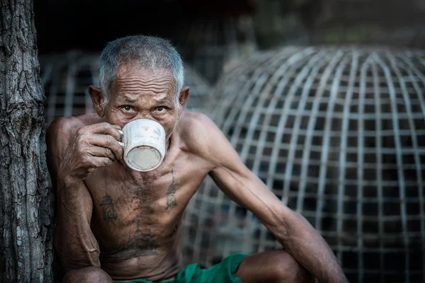 Viejo bebiendo café — Foto de Stock