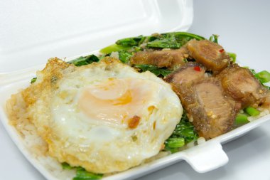 Tay gıda - Kana Moo Grob (paketlenmiş öğle yemeği)