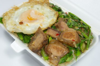 Tay gıda - Kana Moo Grob (paketlenmiş öğle yemeği)