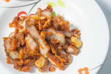 sarımsaklı kızarmış domuz eti