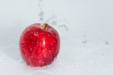 Su içinde kırmızı elma