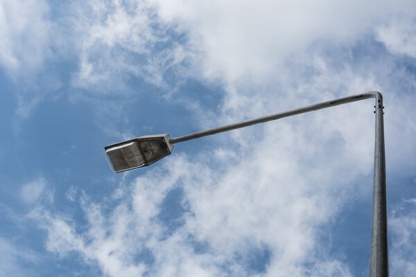 Пост фонаря и небо
