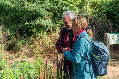 Üst düzey bir çift doğa yaşamının tadını çıkarıyor, doğal bir çevreyi geziyor ve keşfediyor, vahşi doğadaki yürüyüşleri sırasında iletişim ve refahı teşvik ediyor.