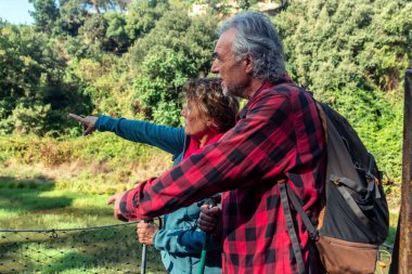 Üst düzey bir çift aktif bir açık hava yaşam tarzının tadını çıkarıyor. Doğayı birlikte keşfederken yürüyorlar ve işaret ediyorlar. Maceraları boyunca seyahat ve refahı kucaklıyorlar.