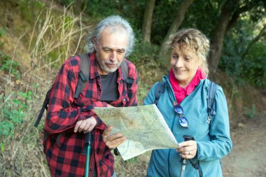 Üst düzey bir çift aktif bir yaşam tarzının tadını çıkarıyor. Kağıt harita okurken ormanda geziniyorlar. Emeklilik maceraları sırasında birlikte yolu keşfediyorlar.