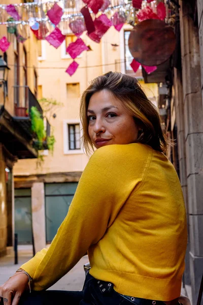 Genç bir kadın arkasını dönüp arkasını dönüp sarı bir kazak giymişti. Avrupa 'nın eski ve güzel bir caddesini keşfe çıkmıştı.